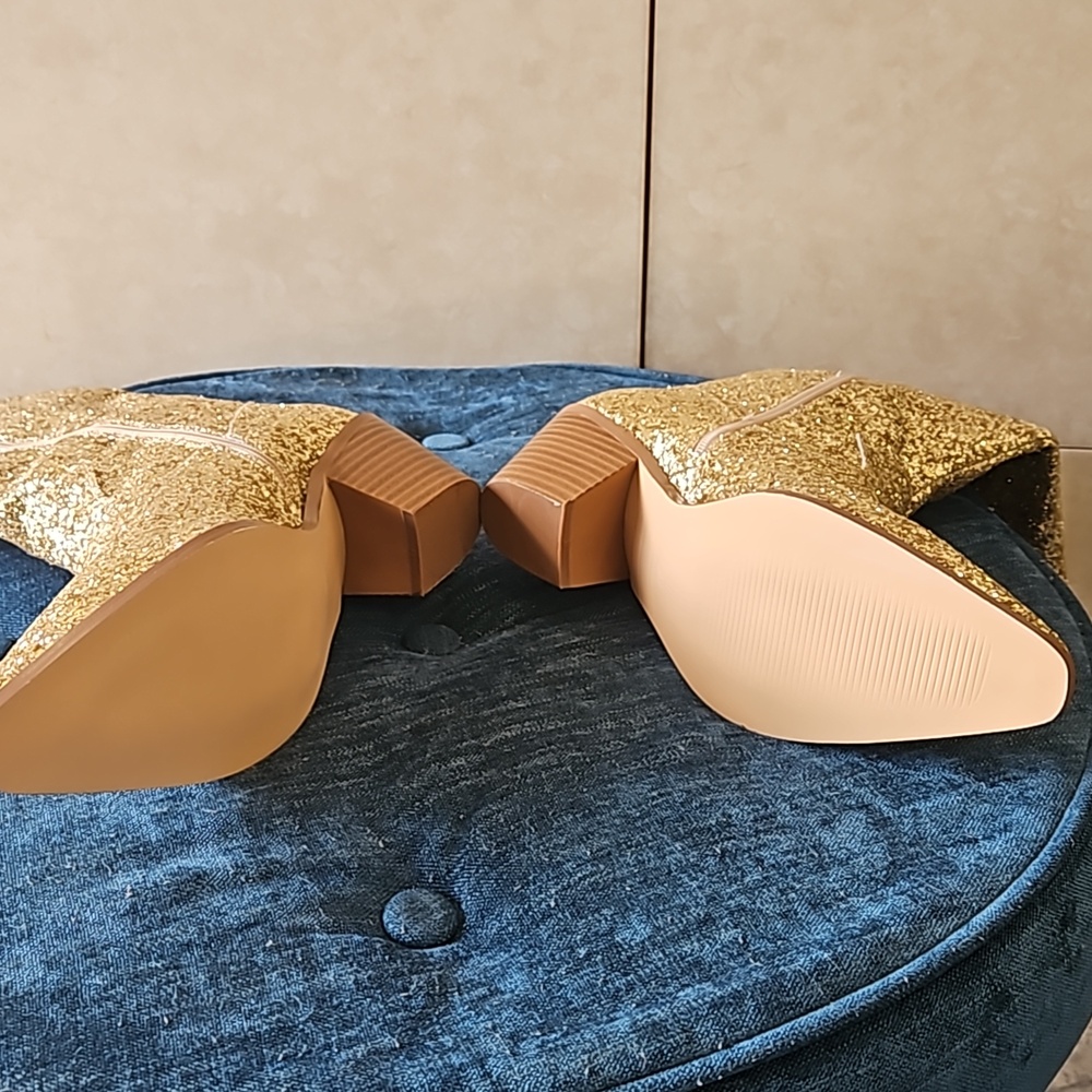 Razzle Dazzle Gold Sparkling Cowgirl Boots.  👢👢 - Picture 5 of 6
